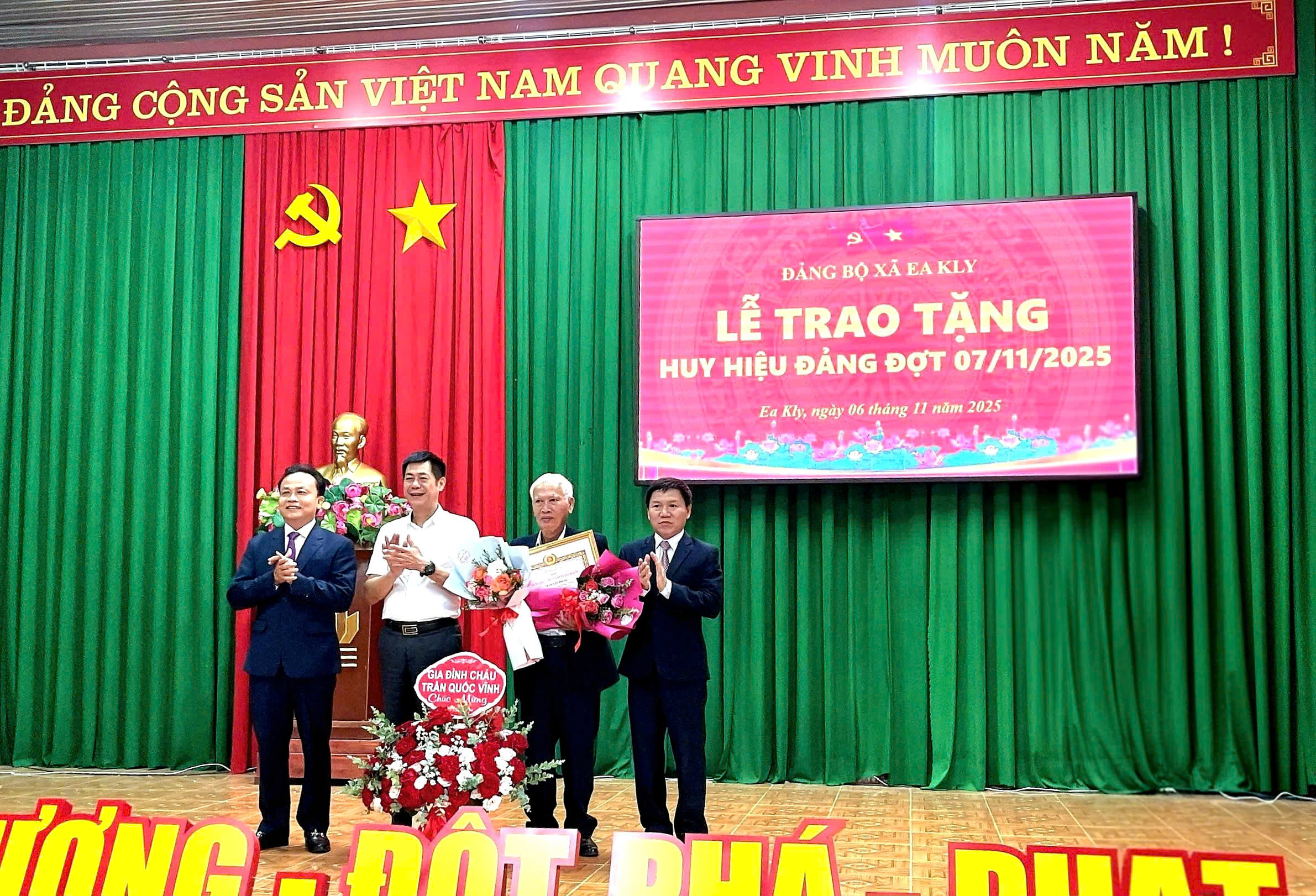 Đảng ủy xã Ea Kly tổ chức sinh hoạt Chính trị và Trao huy hiệu Đảng đợt 07/11/2025